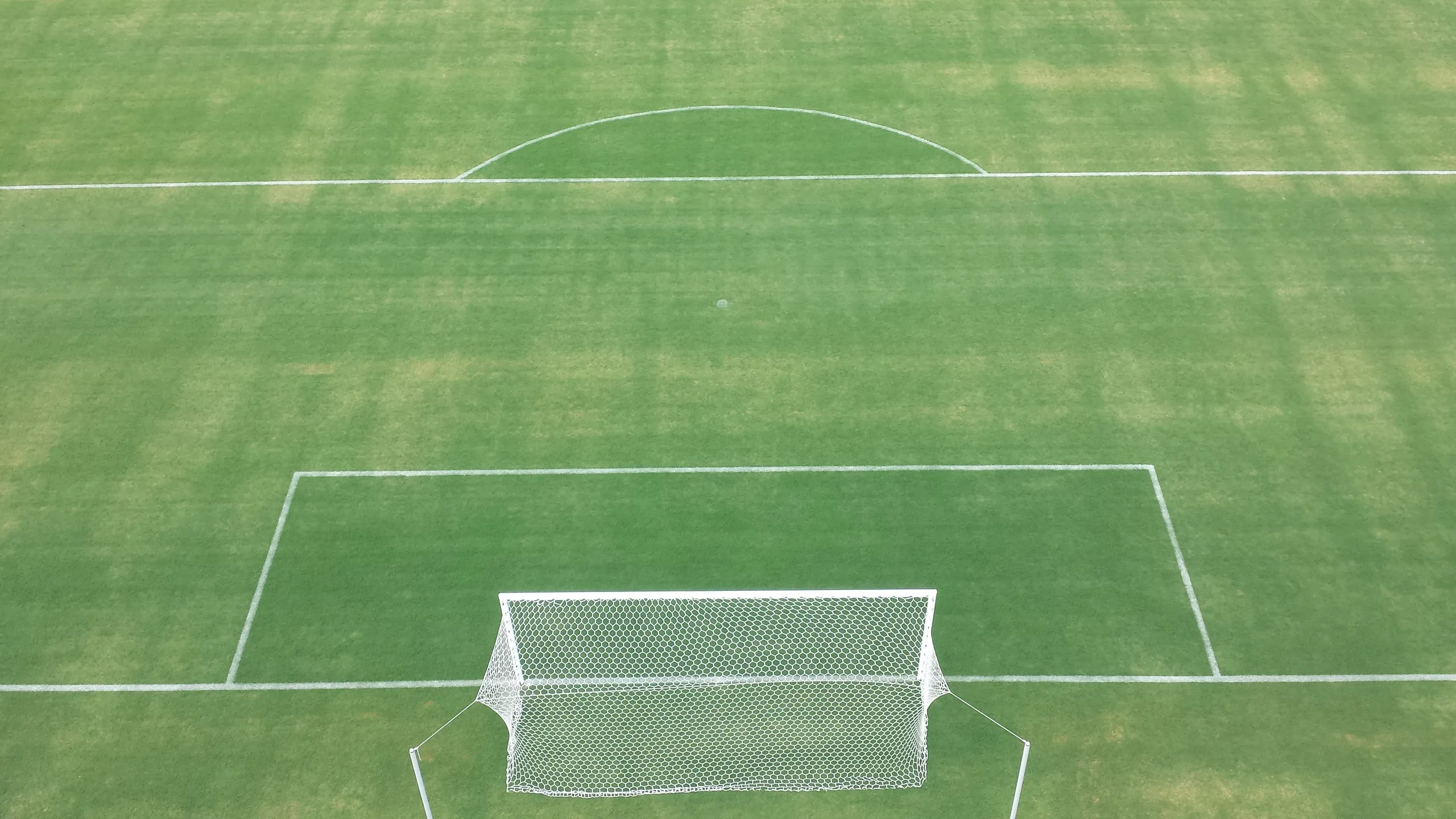 Vista aérea de campo de futebol com gramado da Jiquitaia