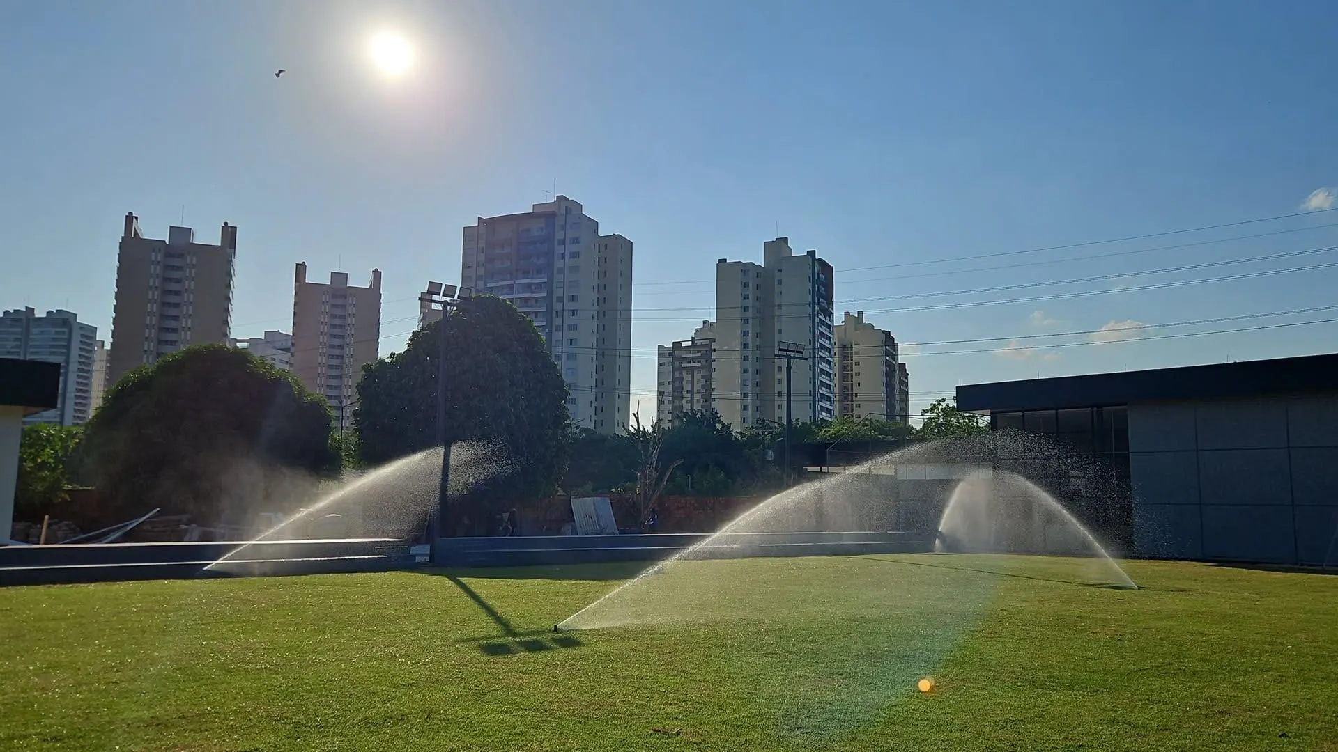 Irrigação de área verde urbana em Manaus