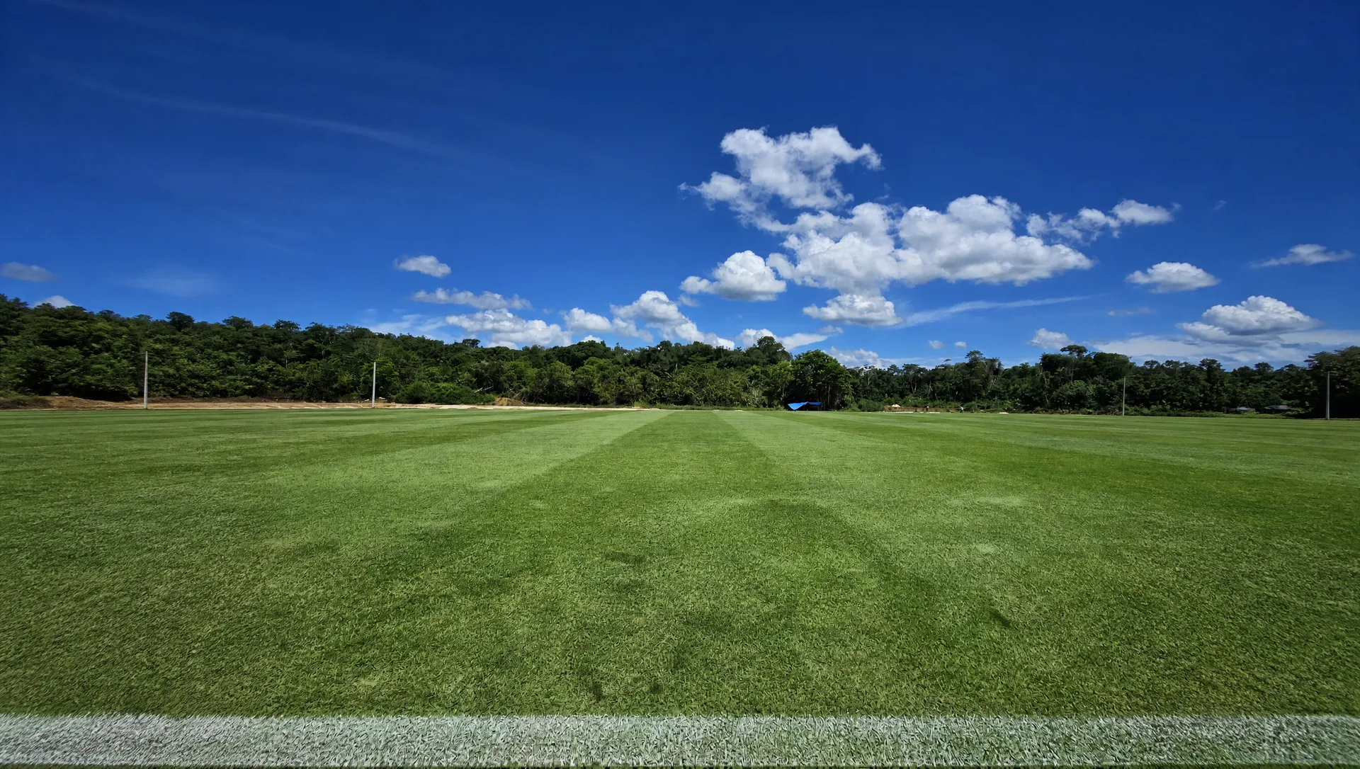 Vista aérea de campo de futebol com gramado da Jiquitaia