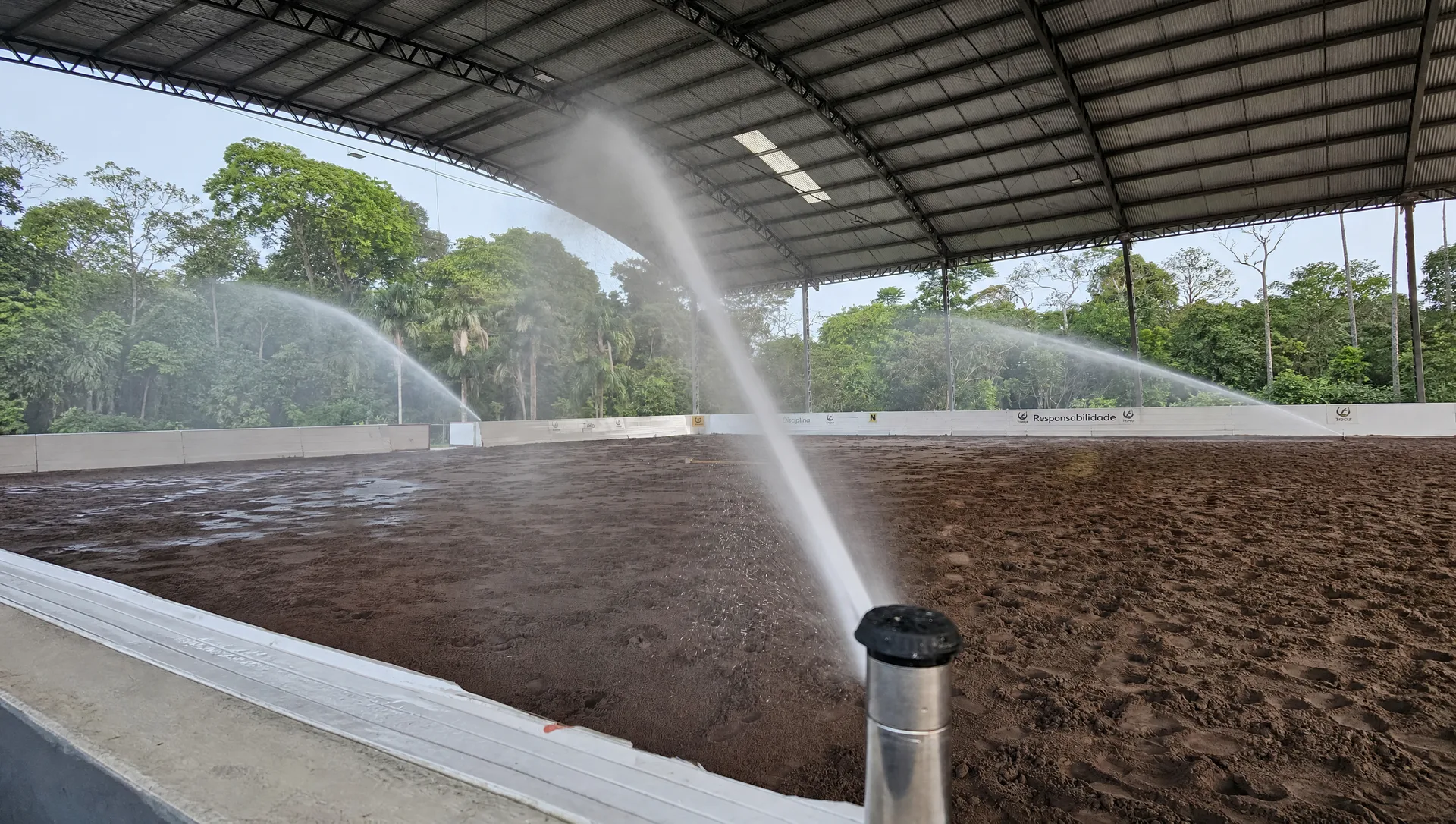 Serviço de irrigação e gramado da Jiquitaia